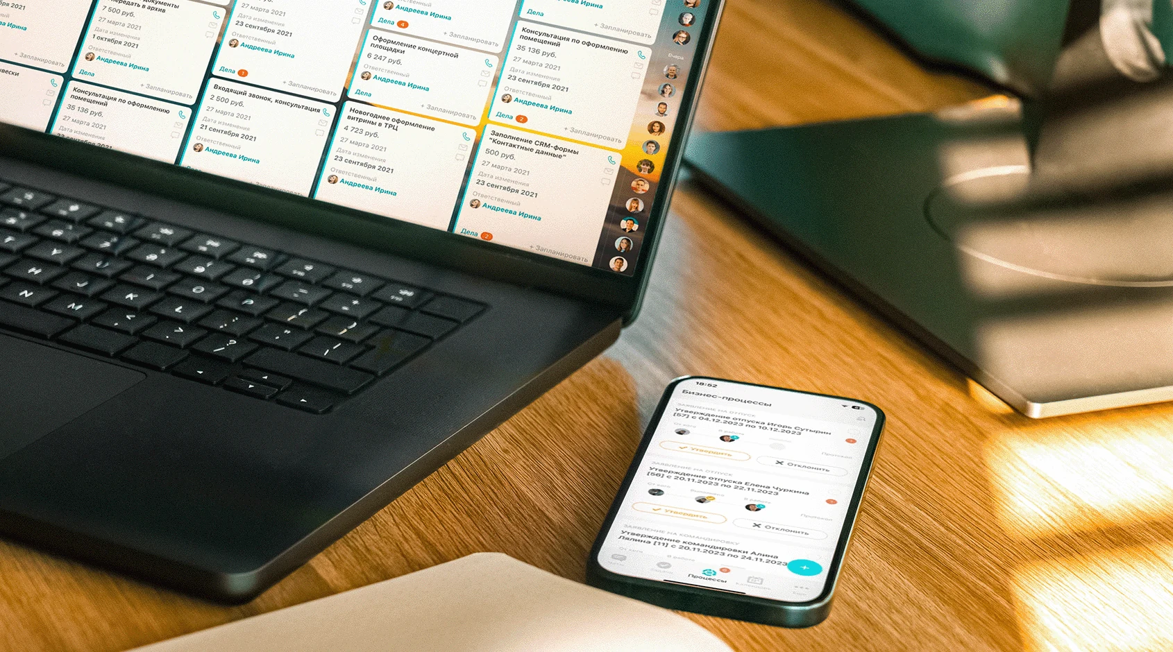 Битрикс24 на ноутбуке и смартфоне: сделки и бизнес-процессы